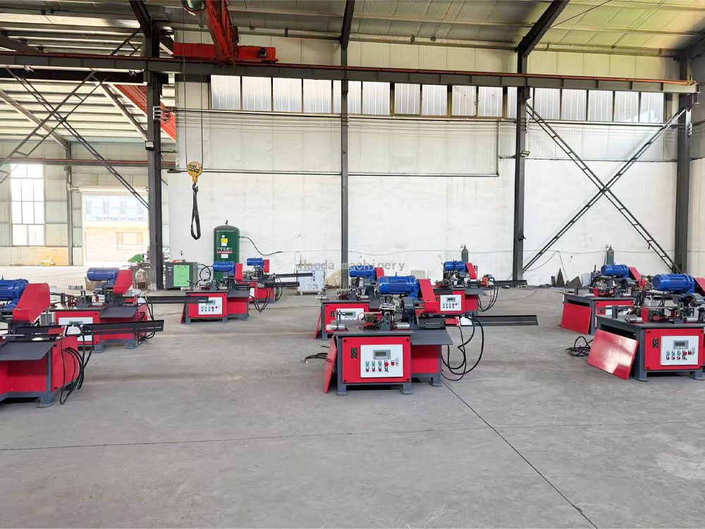 Electric pipe cutting machine